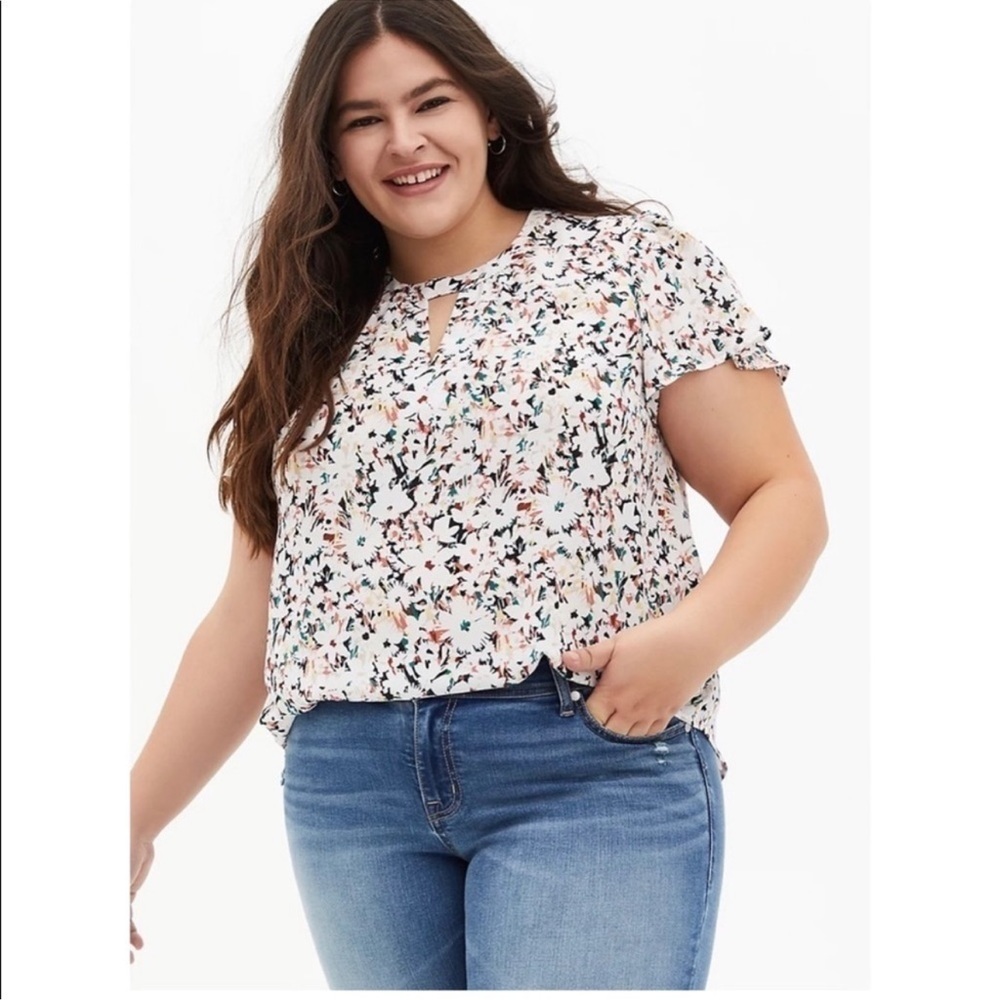 Torrid White Floral Short Sleeve Keyhole Blouse